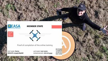 Immagini in sovraimpressione: foto aerea di Massimiliano Zeuli, in divisa DJI, che sorride verso la fotocamera del drone. In primo piano, il facsimile del certificato di competenza UAS Open A1 A3.