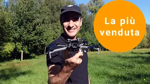 Massimiliano Zeuli mostra il drone DJI Mini 5 Pro. In sovraimpressione si legge "La più venduta".