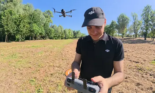 Foto di Massimiliano Zeuli che sta pilotando un drone.