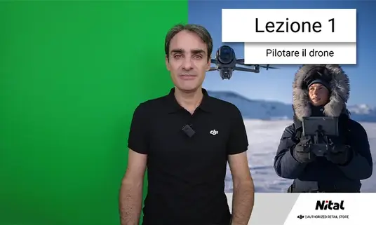 Massimiliano Zeuli sul set davanti un green screen.